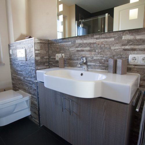 Badezimmer mit Waschbecken und Spiegel in Ferienwohnung in Garmisch-Partenkirchen