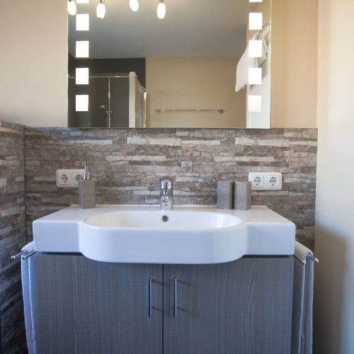 Waschbecken mit Spiegel in Ferienwohnung in Garmisch-Partenkirchen