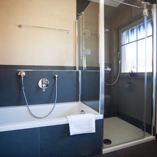 Badezimmer mit Dusche und Badewanne in Ferienwohnung in Garmisch-Partenkirchen