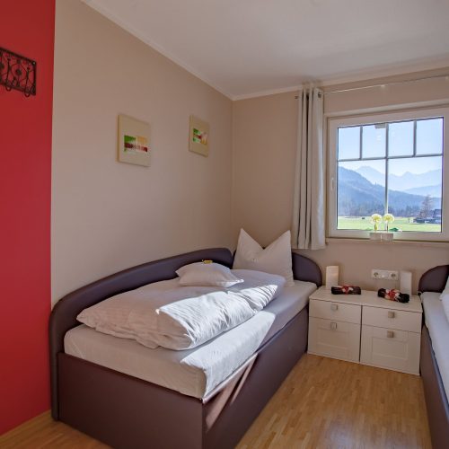 zwei Einzelbetten und Bilder in Ferienwohnung in Garmisch-Partenkirchen