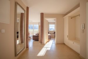 Flur mit Geradrobe in Ferienwohnung in Garmisch-Partenkirchen