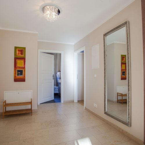 Flur mit großem Spiegel und Bild in Ferienwohnung in Garmisch-Partenkirchen