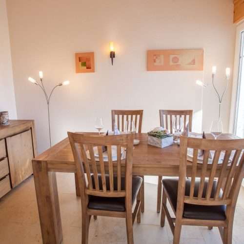 Esstisch mit Stühlen und Kommode in Ferienwohnung in Garmisch-Partenkirchen