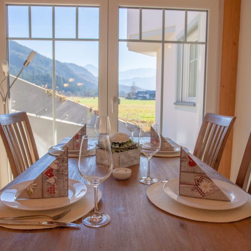 Esstisch und Stehlampe in Ferienwohnung in Garmisch-Partenkirchen