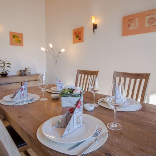 Esstisch mit Bilder in Ferienwohnung in Garmisch-Partenkirchen