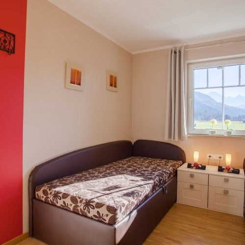 zwei Einzelbetten mit Nachttischen in Ferienwohnung in Garmisch-Partenkirchen