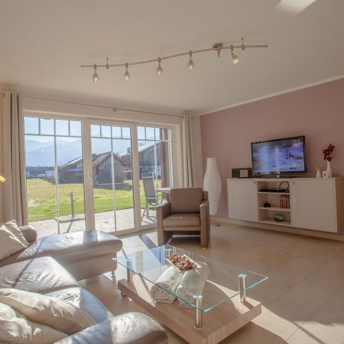 Wohnzimmer mit Sofa und Couchtisch in Ferienwohnung in Garmisch-Partenkirchen