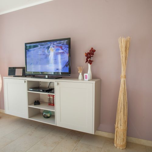 Fernseher mit weißem Schrank in Ferienwohnung in Garmisch-Partenkirchen