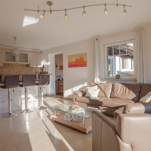 Sofa und Sessel mit Couchtisch in Ferienwohnung in Garmisch-Partenkirchen