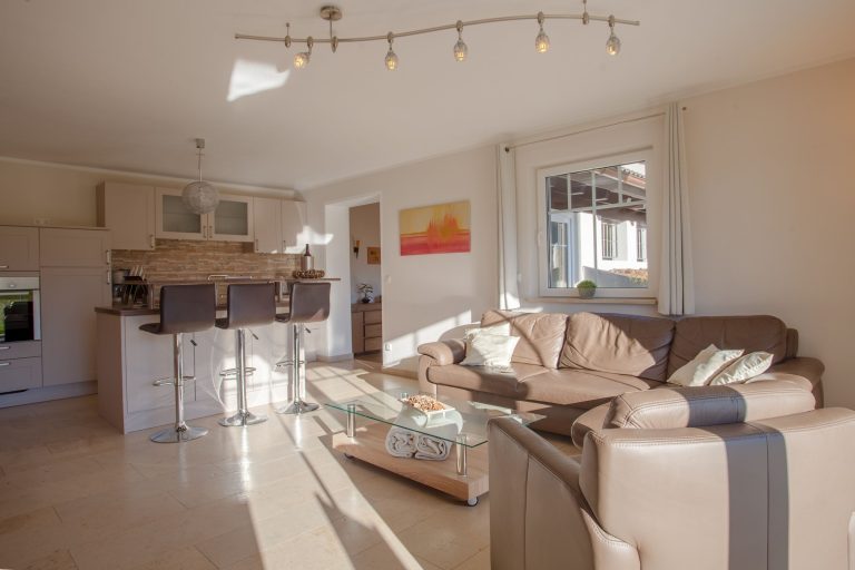 Sofa und Sessel mit Couchtisch in Ferienwohnung in Garmisch-Partenkirchen