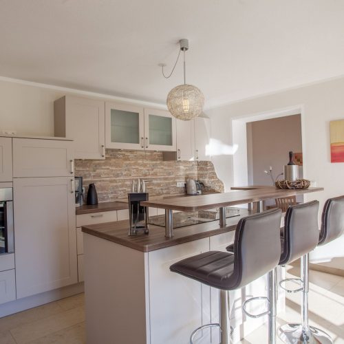 Küche mit Barhocker in Ferienwohnung in Garmisch-Partenkirchen