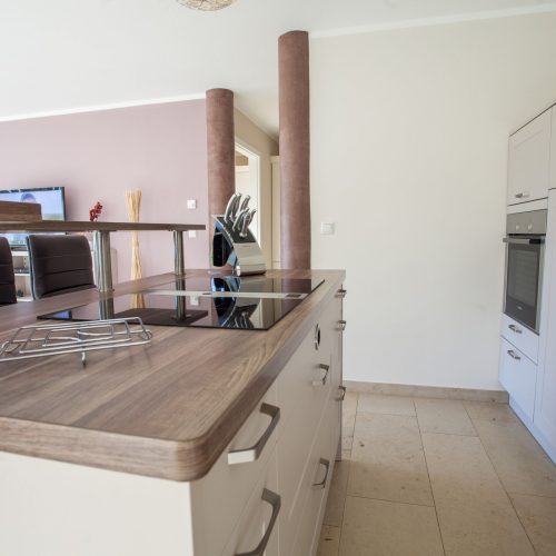 Küche in weiß mit Holz-Optik Arbeitsfläche in Ferienwohnung in Garmisch-Partenkirchen