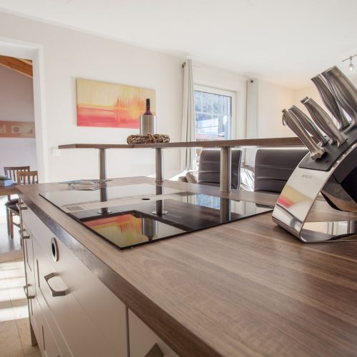 Kücheninsel mit Messerblock in Ferienwohnung in Garmisch-Partenkirchen