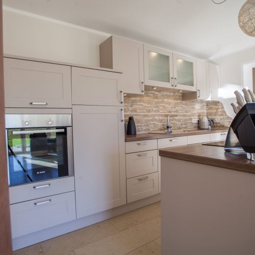 Küche mit Messerblock in Ferienwohnung in Garmisch-Partenkirchen