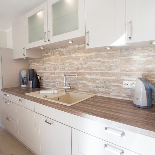 Küche in weiß in Ferienwohnung in Garmisch-Partenkirchen