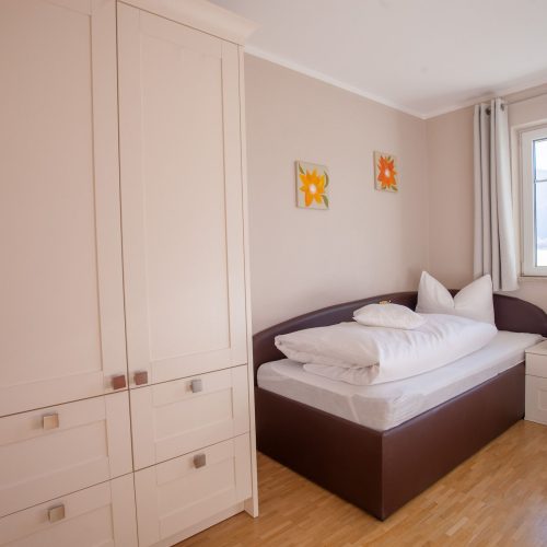 Schlafzimmer mit Einzelbett in Ferienwohnung in Garmisch-Partenkirchen