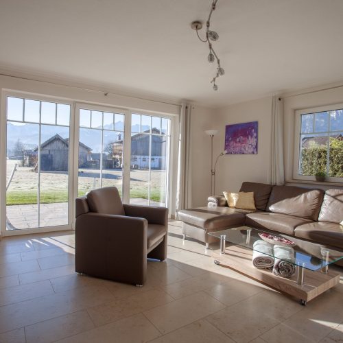 Sofa und Terrasse in Ferienwohnung in Garmisch-Partenkirchen