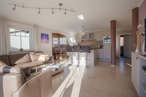 Wohnbereich mit Sofa und Küchen in Ferienwohnung in Garmisch-Partenkirchen