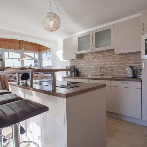 Küche mit Mikrowelle in Ferienwohnung in Garmisch-Partenkirchen