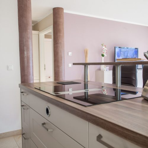 Kücheninsel mit Messerblock in Ferienwohnung in Garmisch-Partenkirchen