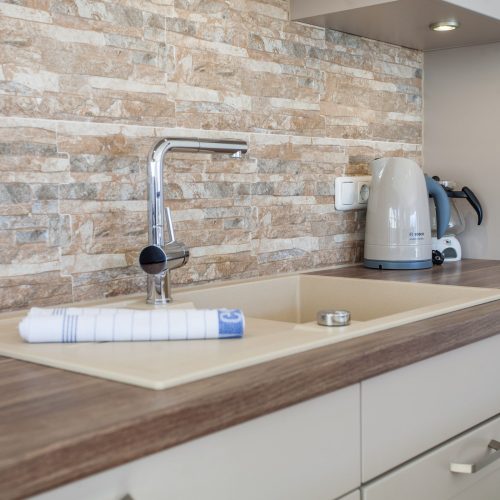 Küche mit Spülbecken in Ferienwohnung in Garmisch-Partenkirchen