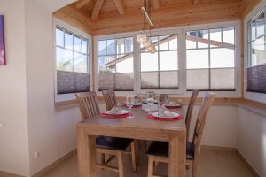 Esszimmer mit Hängelampe in Ferienwohnung in Garmisch-Partenkirchen 