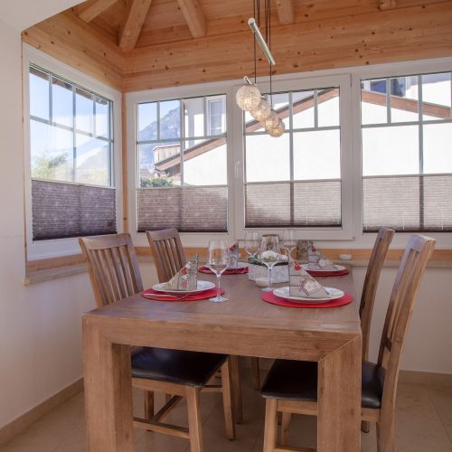 Esszimmer mit Hängelampe in Ferienwohnung in Garmisch-Partenkirchen
