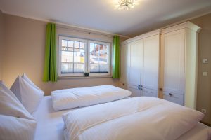 Doppelbett mit Kleiderschrank in Ferienwohnung in Garmisch-Partenkirchen
