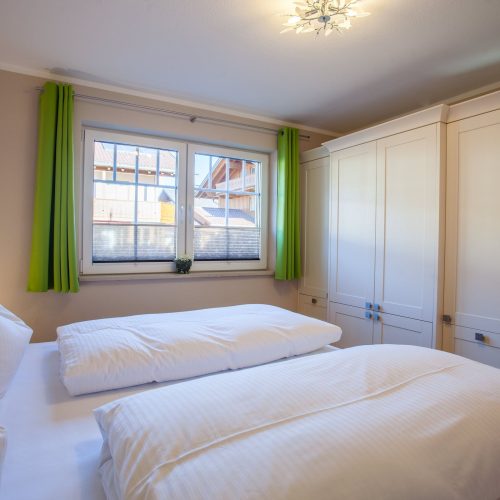 Doppelbett mit Kleiderschrank in Ferienwohnung in Garmisch-Partenkirchen