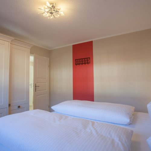 Doppelbett mit Kleiderschrank in Ferienwohnung in Garmisch-Partenkirchen