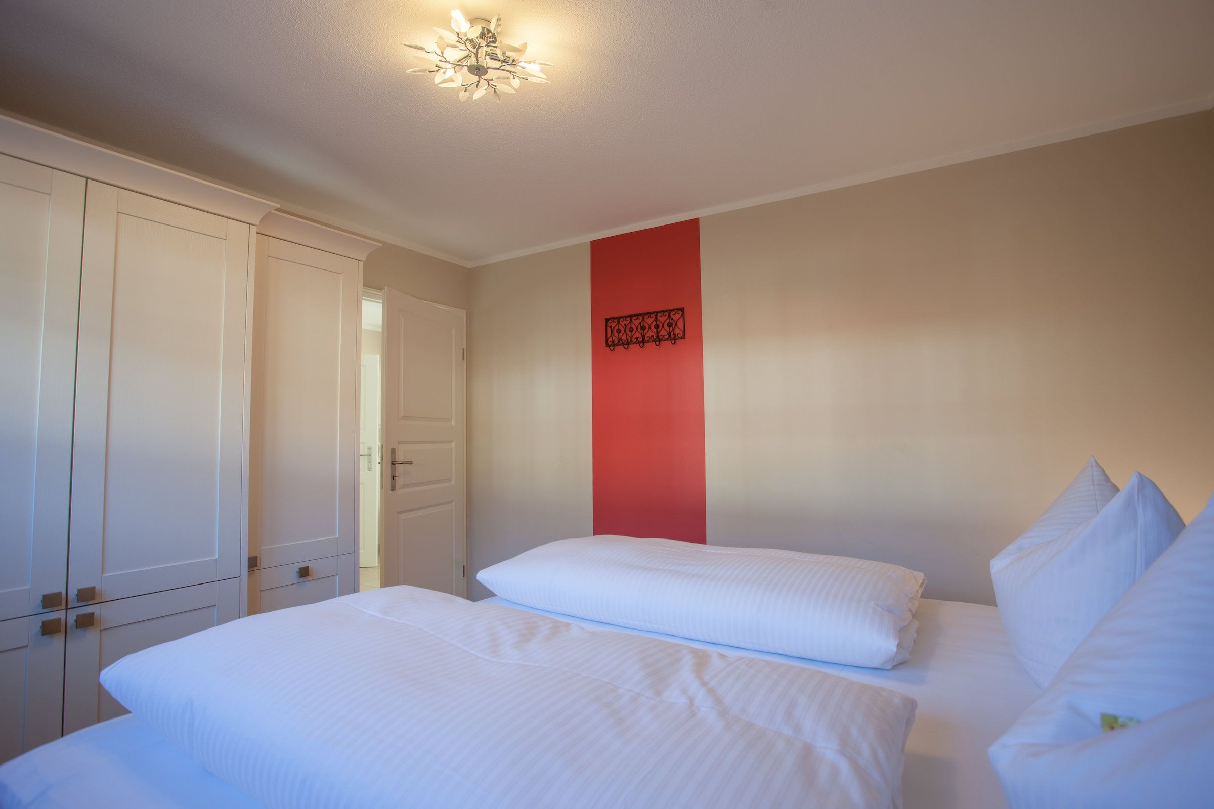 Doppelbett mit Kleiderschrank in Ferienwohnung in Garmisch-Partenkirchen