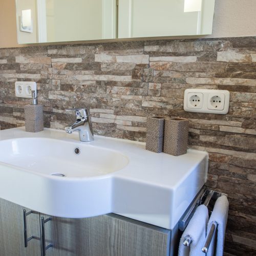 Waschbecken mit Spiegel in Ferienwohnung in Garmisch-Partenkirchen