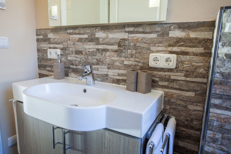 Waschbecken mit Spiegel in Ferienwohnung in Garmisch-Partenkirchen