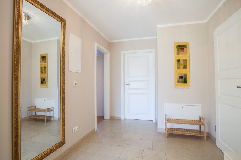 Flur mit Spiegel in Ferienwohnung in Garmisch-Partenkirchen