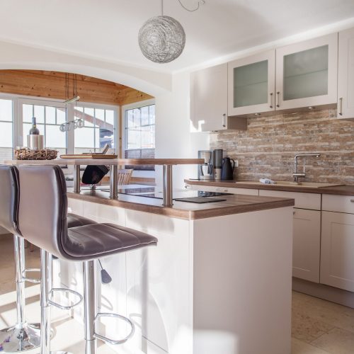 Barhocker und Küche in Ferienwohnung in Garmisch-Partenkirchen