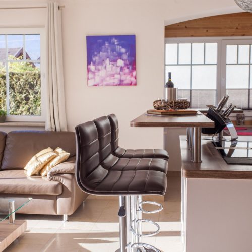 Barhocker mit Sofa in Ferienwohnung in Garmisch-Partenkirchen