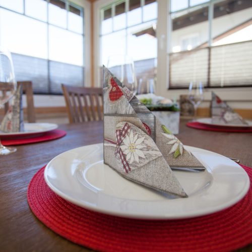 Esstisch mit Servierten in Ferienwohnung in Garmisch-Partenkirchen