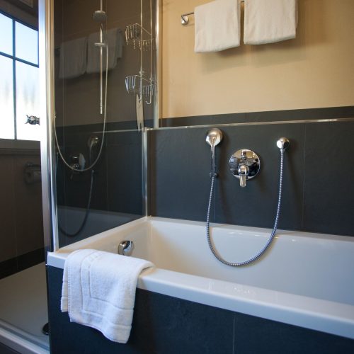 Badewanne und Dusche in Ferienwohnung in Garmisch-Partenkirchen