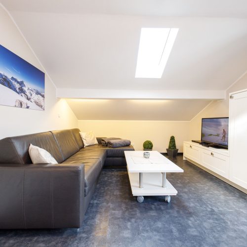 Wohnzimmer mit Schränken und Sofa in Ferienwohnung in Garmisch-Partenkirchen