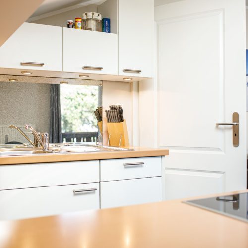 Küche mit Spiegel in Ferienwohnung in Garmisch-Partenkirchen