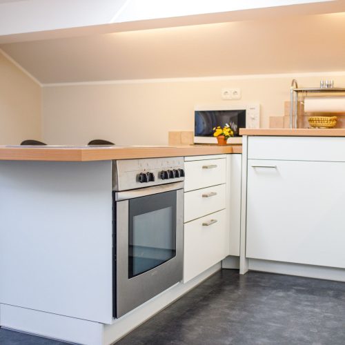 Küche mit Mikrowelle in Ferienwohnung in Garmisch-Partenkirchen
