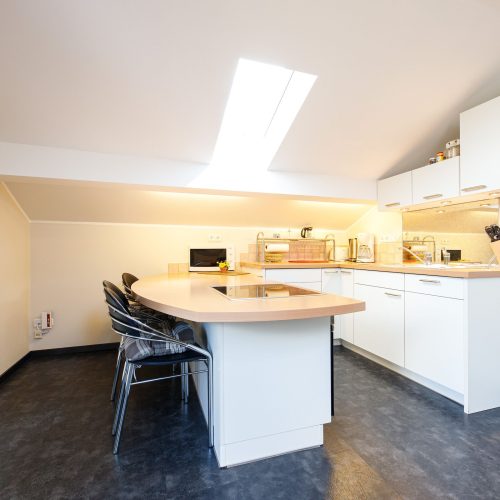 Küche mit Stühlen in Ferienwohnung in Garmisch-Partenkirchen