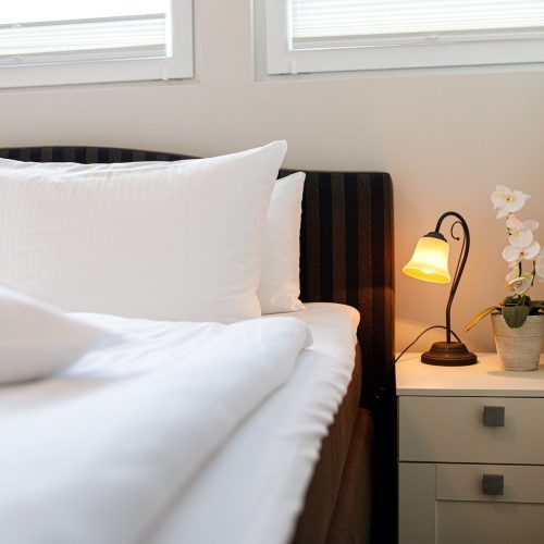 Doppelbett mit Nachtschränken in Ferienwohnung in Garmisch-Partenkirchen