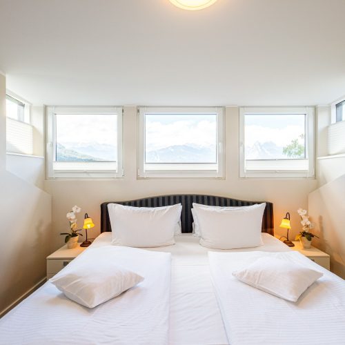 Doppelbett mit Bildern in Ferienwohnung in Garmisch-Partenkirchen