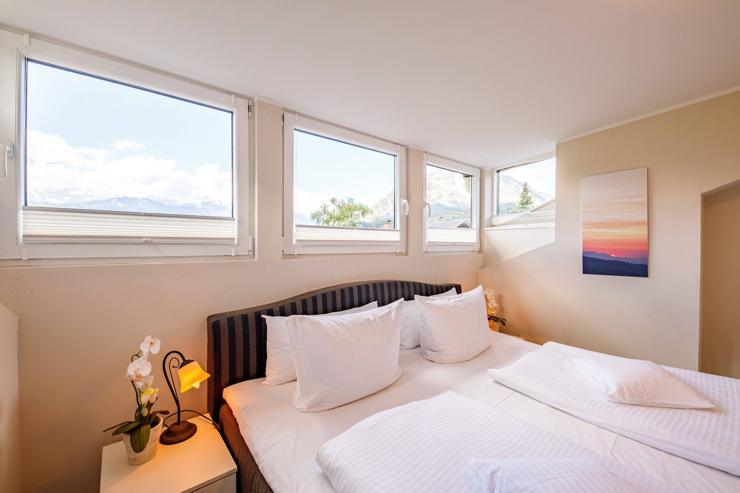 Doppelbett mit Kissen in Ferienwohnung in Garmisch-Partenkirchen