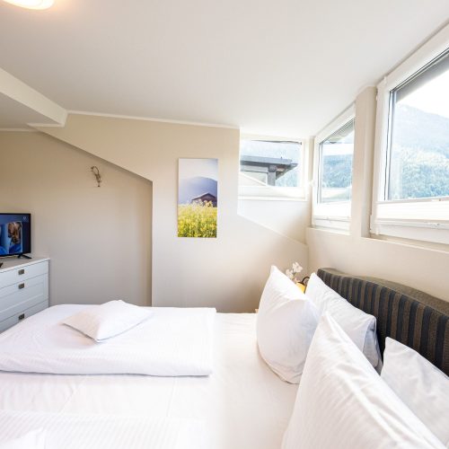 Doppelbett und Fernseher in Ferienwohnung in Garmisch-Partenkirchen