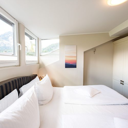 Doppelbett mit Kleiderschrank in Ferienwohnung in Garmisch-Partenkirchen