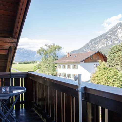 Balkon mit Stuhl in Ferienwohnung in Garmisch-Partenkirchen