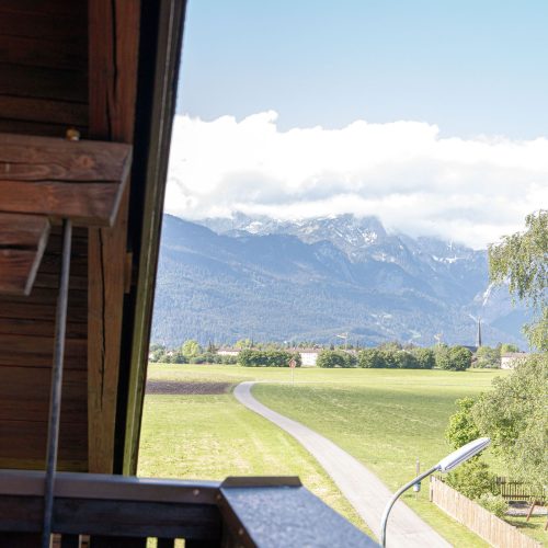 Ausblick auf Wiesen vom Balkon in Ferienwohnung in Garmisch-Partenkirchen