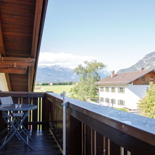 Balkon mit Stühlen und Tisch in Ferienwohnung in Garmisch-Partenkirchen